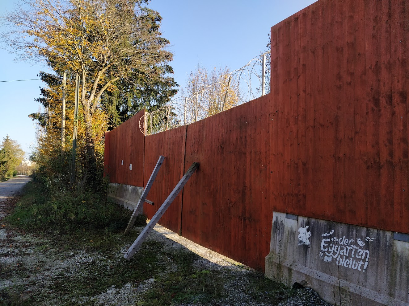Botschaft "Eggarten bleibt" - dahinter die Bagger