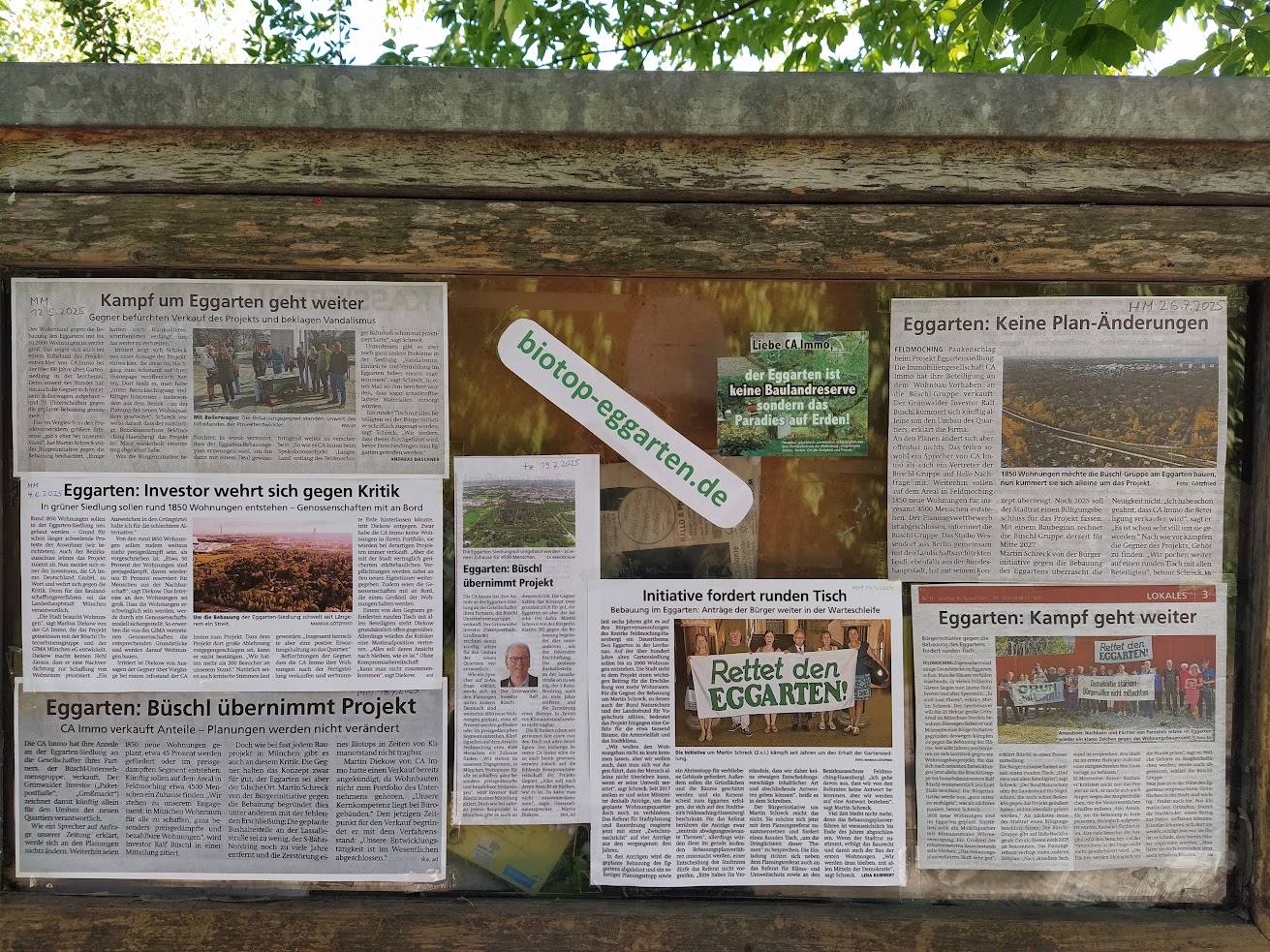Eggarten-Schaukasten mit Nachrichten in der Daxetstraße